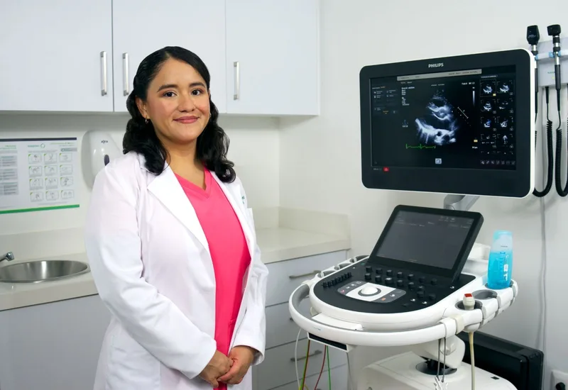 Dra. Karla Castolo en consulta, atendiendo paciente en Hospiten Puerto Vallarta