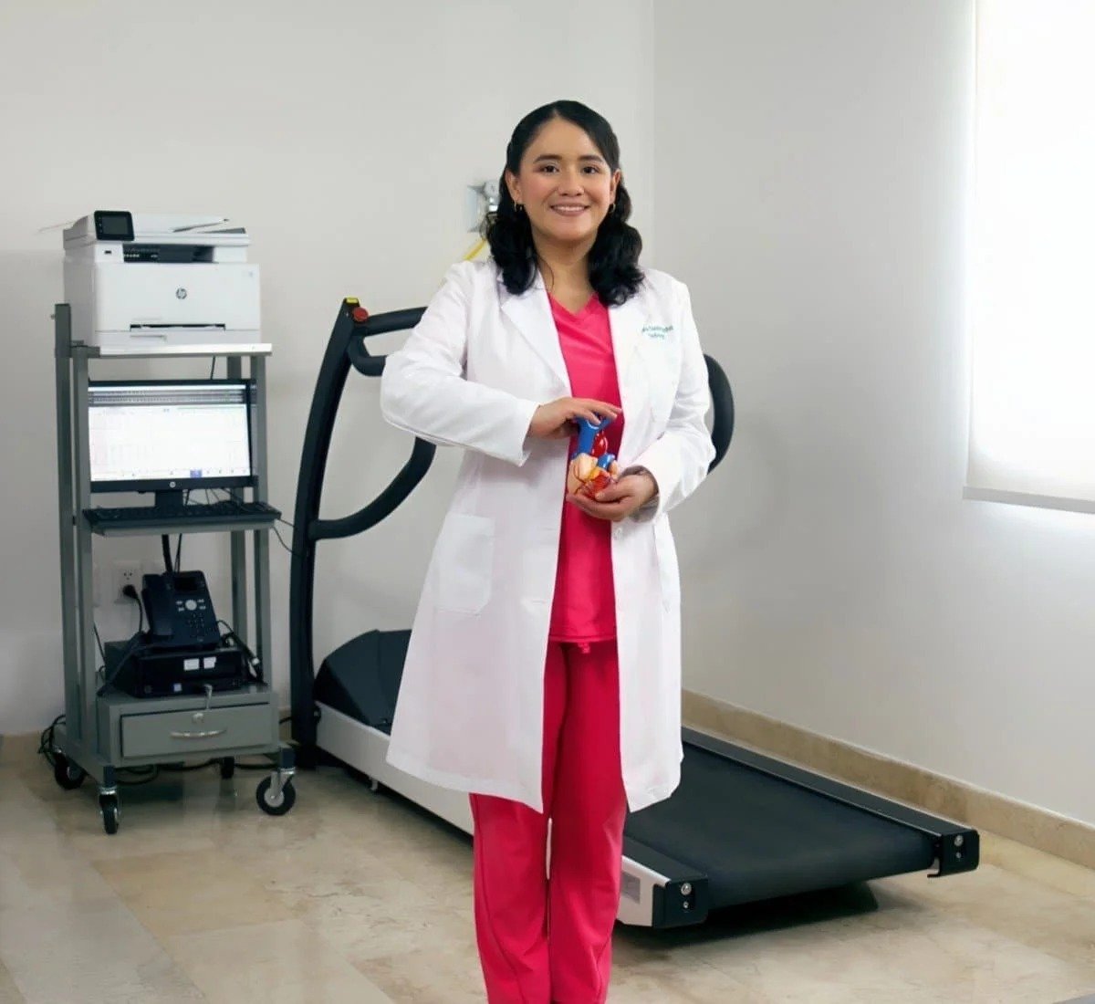 Dra. Karla Castolo, cardióloga certificada, en su consultorio de Hospiten Puerto Vallarta