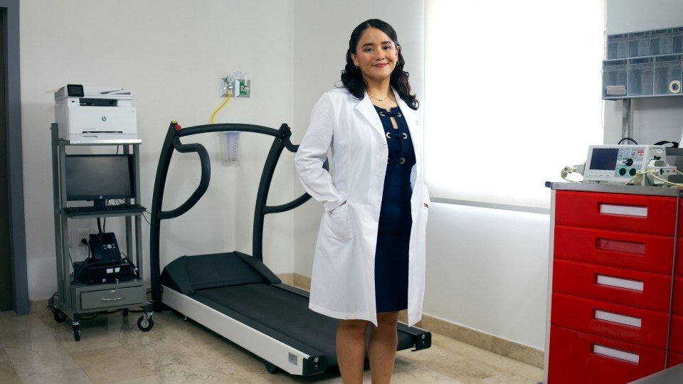 Paciente en cinta caminadora supervisada durante programa de rehabilitación cardíaca en Puerto Vallarta