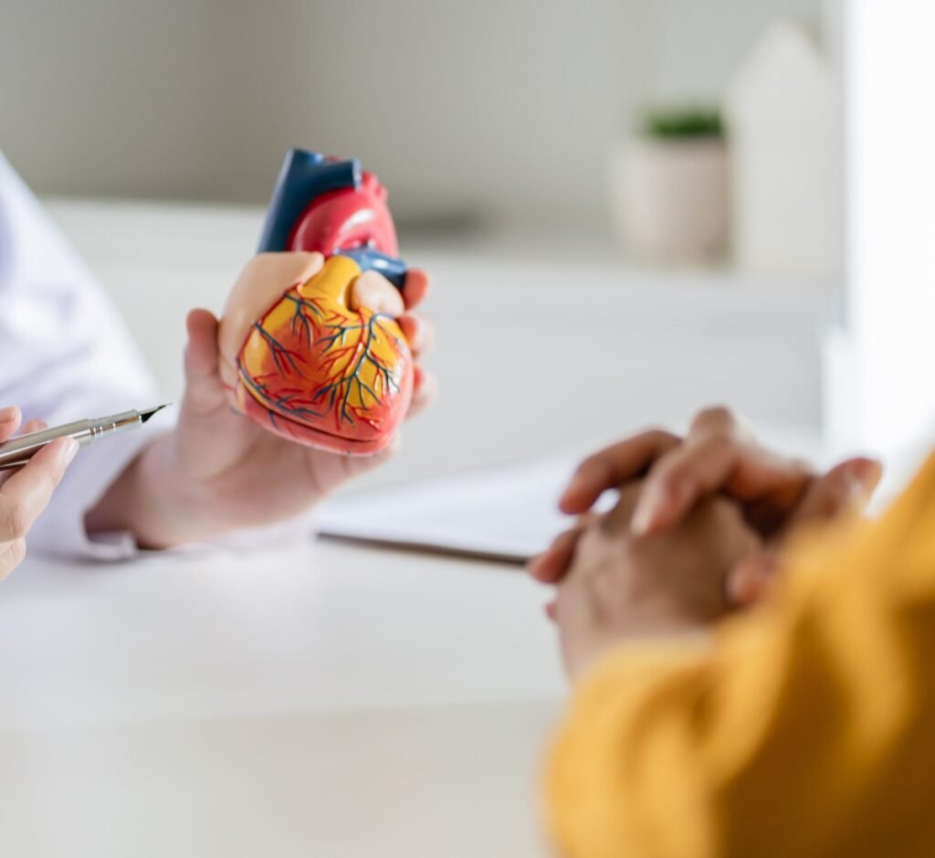 Dra. Karla Castolo realizando valoración prequirúrgica cardiológica