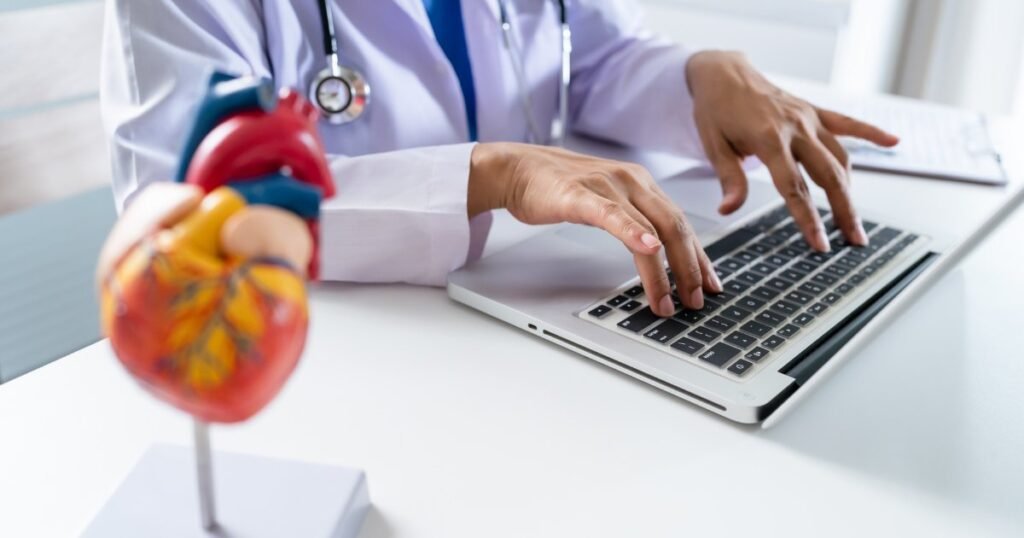 Médico explicando señales de insuficiencia cardíaca a un paciente en consulta en Puerto Vallarta