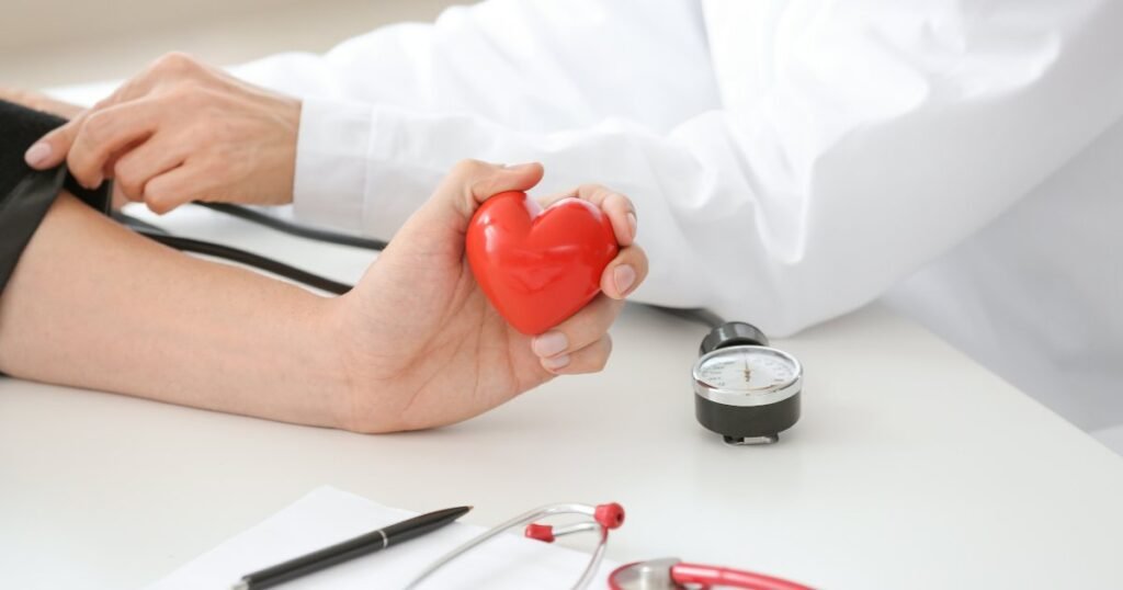 Mujer adulta recibiendo chequeo cardiológico en clínica