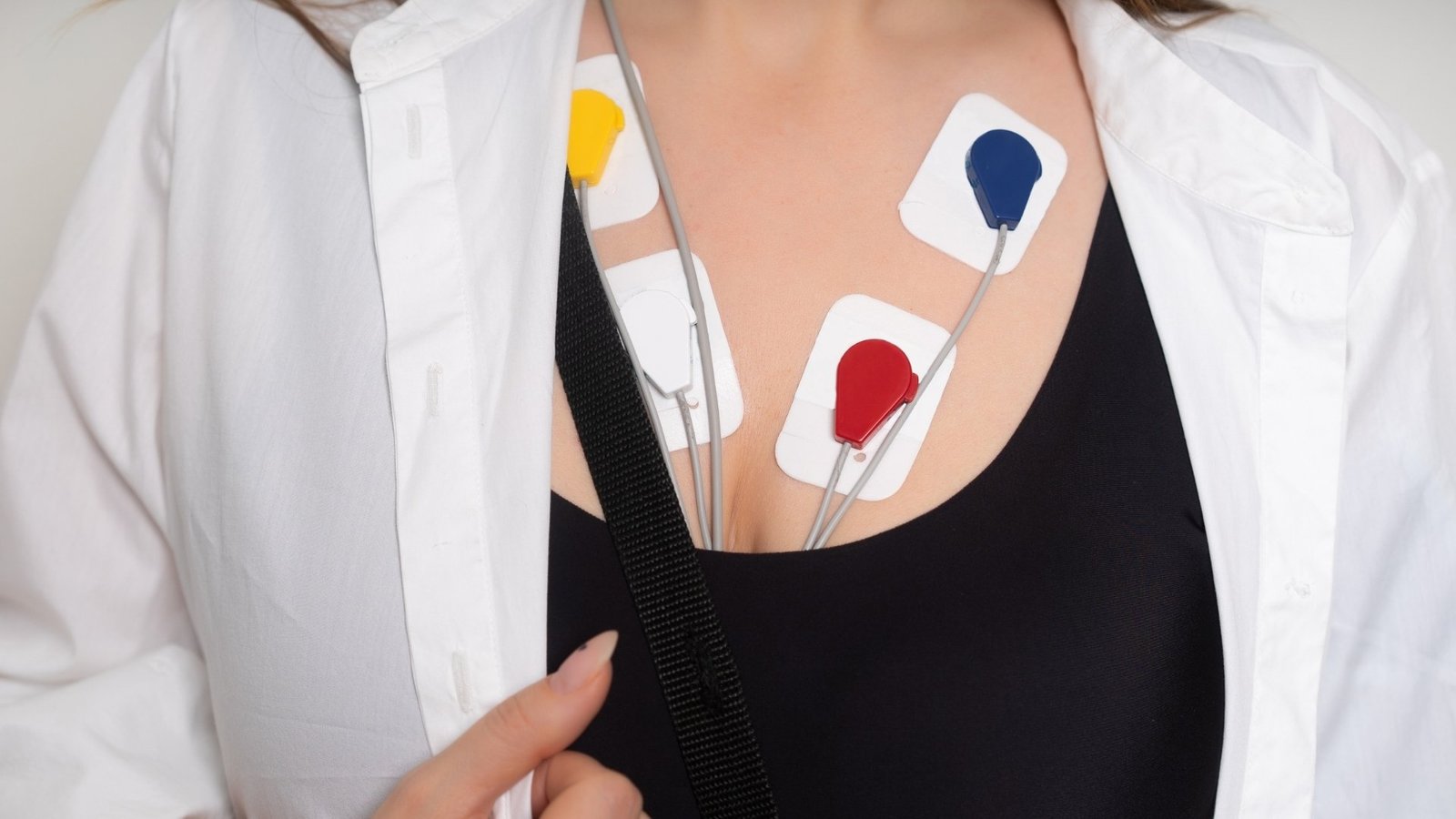 Paciente con dispositivo Holter ECG de 24 h colocado en el pecho