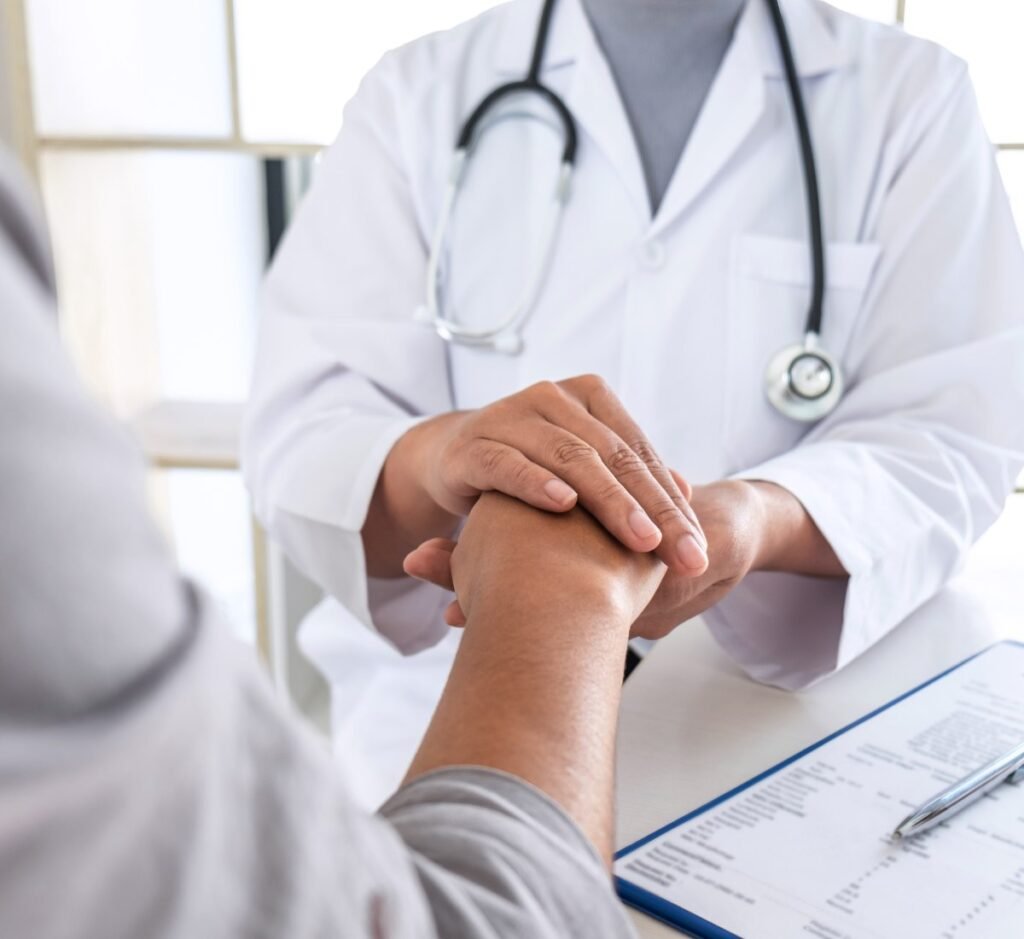 Paciente revisando electrocardiograma antes de cirugía