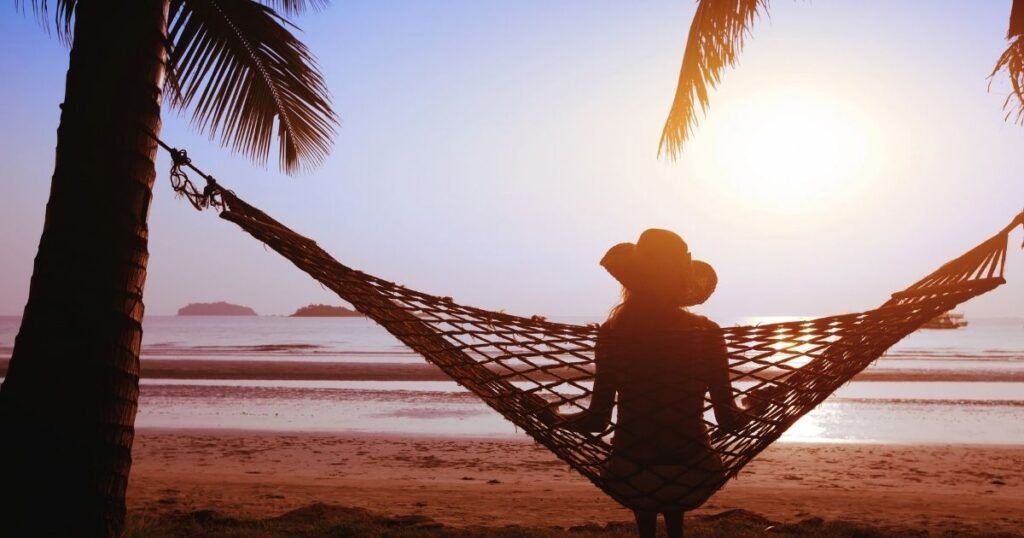 Persona descansando en hamaca frente al mar en Puerto Vallarta para promover salud cardiovascular