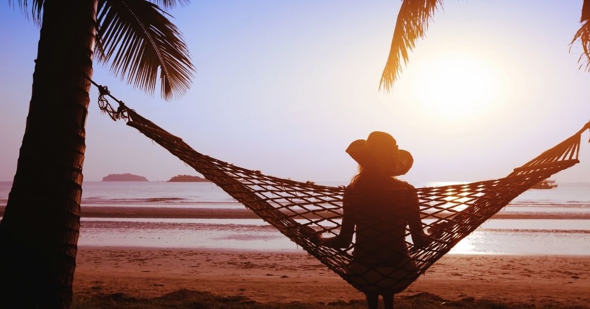 Persona descansando en hamaca frente al mar en Puerto Vallarta para promover salud cardiovascular