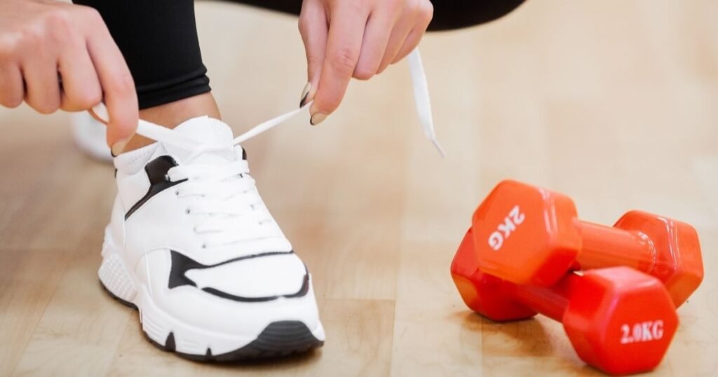 Persona haciendo ejercicio al aire libre en Puerto Vallarta con vista al mar