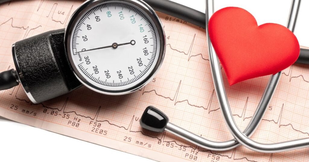 Check-up cardiológico con toma de presión y revisión de electrocardiograma.