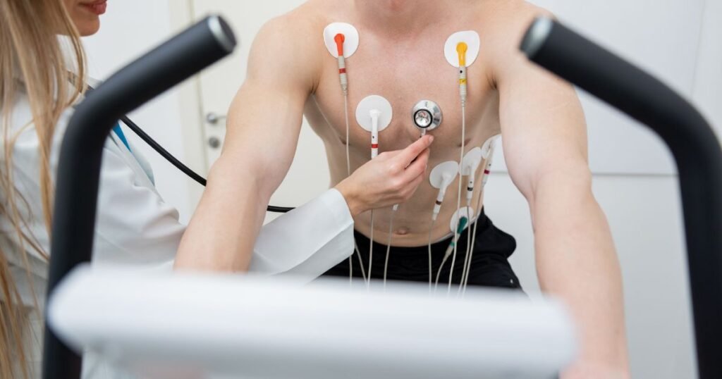 Paciente con insuficiencia cardíaca realizando ejercicio supervisado en cinta caminadora