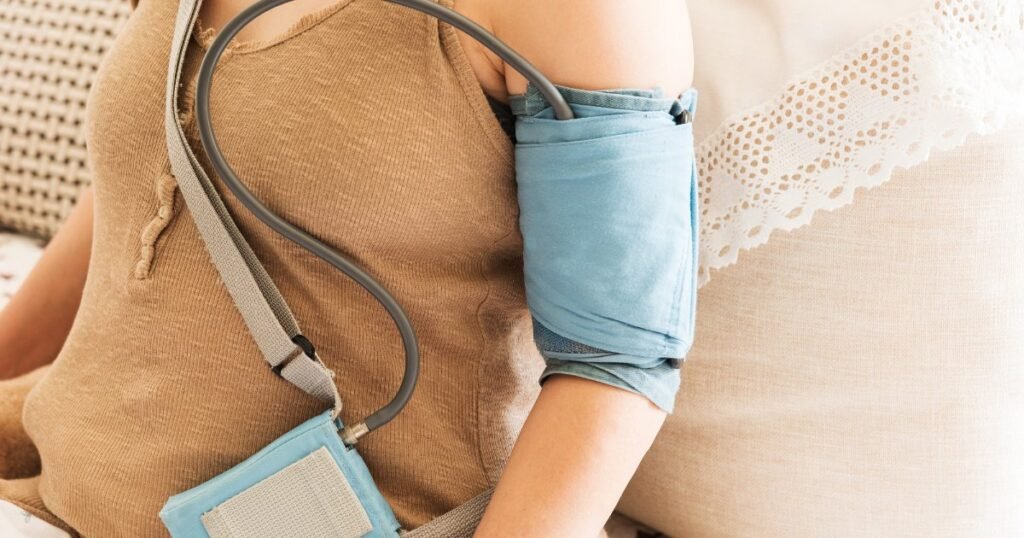 Patient using MAPA 24 h ambulatory blood pressure monitoring equipment.